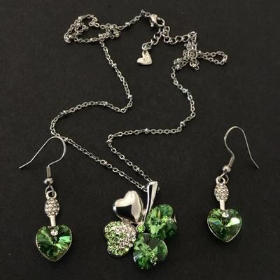 Vintage green glass crystal four leaf clover pendant necklace and earring set very nice