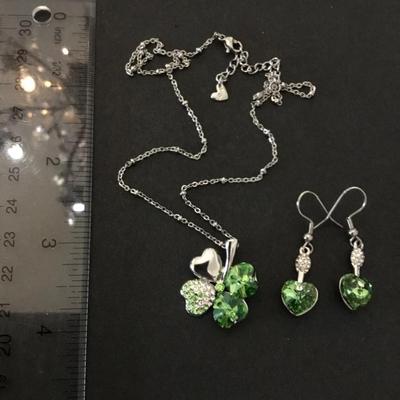 Vintage green glass crystal four leaf clover pendant necklace and earring set very nice