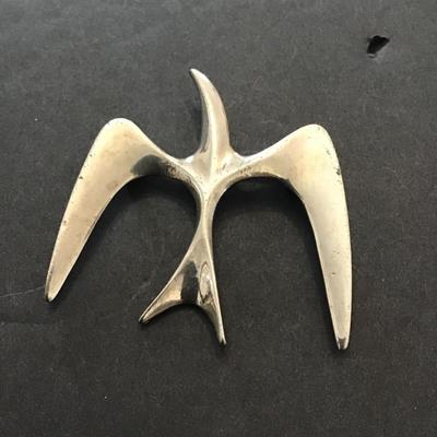 SilverTone, Sarah Cov lapel pin