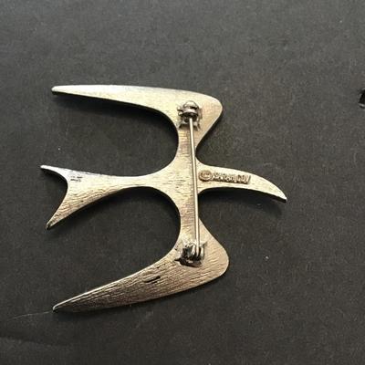 SilverTone, Sarah Cov lapel pin