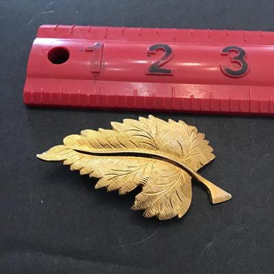 Gold tone, leaf lapel pin