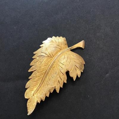 Gold tone, leaf lapel pin