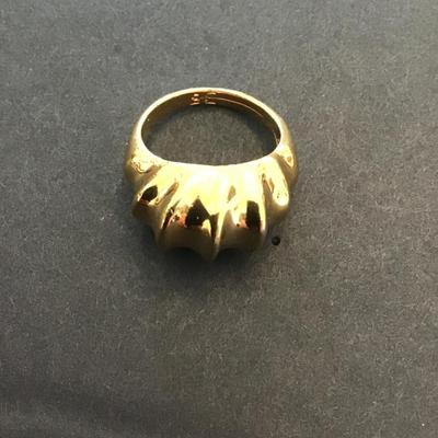 Very nice gold tone fashion ring