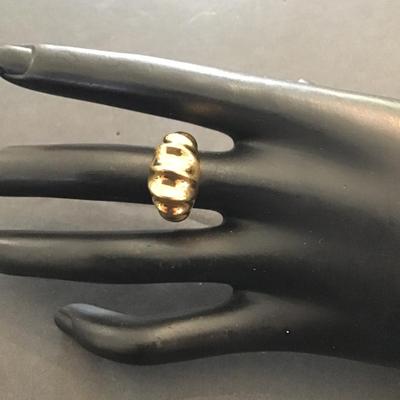 Very nice gold tone fashion ring