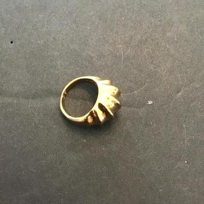 Very nice gold tone fashion ring