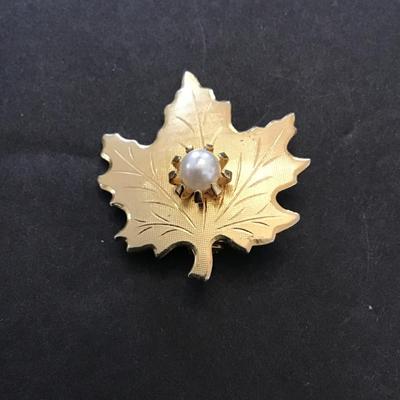Vintage gold tone, Oak leaf lapel pin with pearl