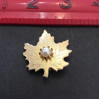 Vintage gold tone, Oak leaf lapel pin with pearl
