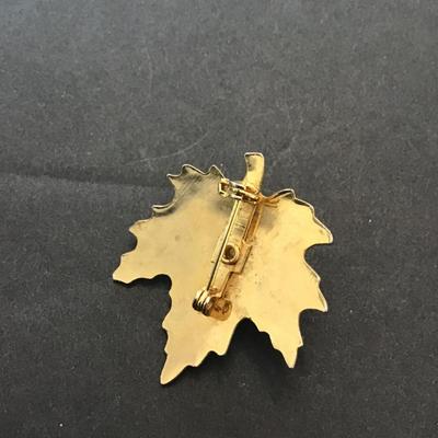 Vintage gold tone, Oak leaf lapel pin with pearl