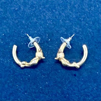 Sale Photo Thumbnail #422: For pierced ears, has a circular shape. Approx. 7/8" across.
