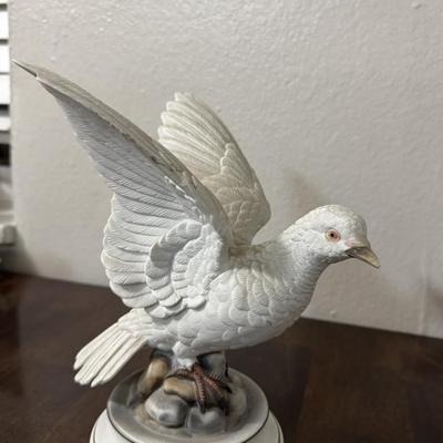 Andrea porcelain dove. Vintage trinket box, Oval decorative piece.