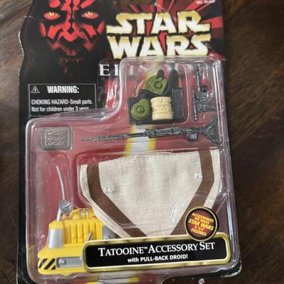 Star Wars tin can with Star Wars Micro figures.