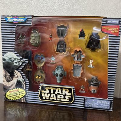Star Wars tin can with Star Wars Micro figures.