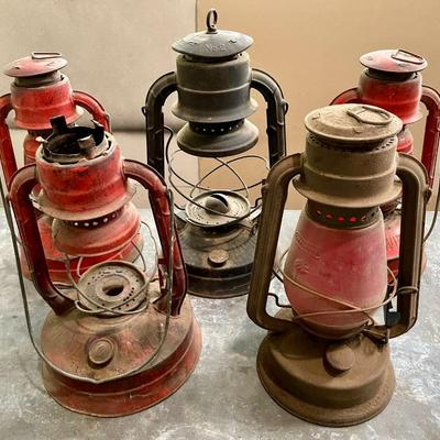 Sale Photo Thumbnail #2162: Includes Dietz "Little Wizards" and a Chalwyn. A few are missing their glass chimneys.