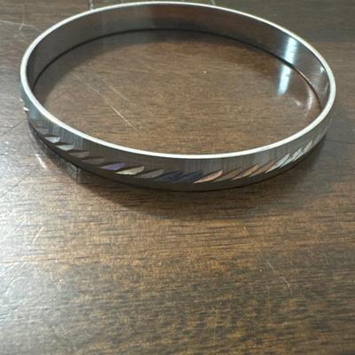 Sliver tone jewelry