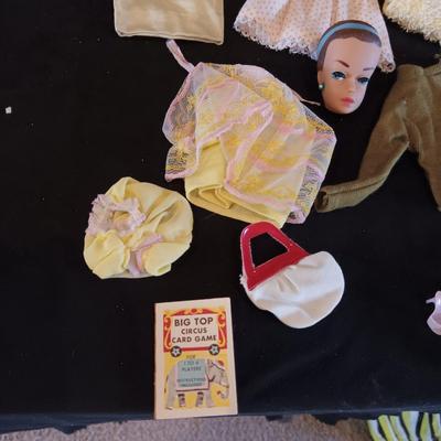 VINTAGE BARBIE FASHION QUEEN HEAD W/WIGS, CARRY CASE, CLOTHES AND SHOES