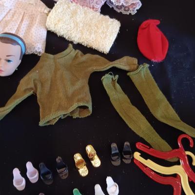 VINTAGE BARBIE FASHION QUEEN HEAD W/WIGS, CARRY CASE, CLOTHES AND SHOES