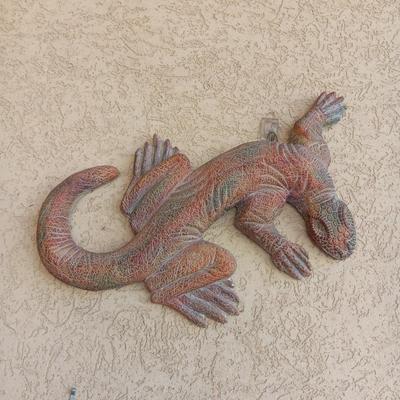 CLAY? WALL HUNG LIZARD