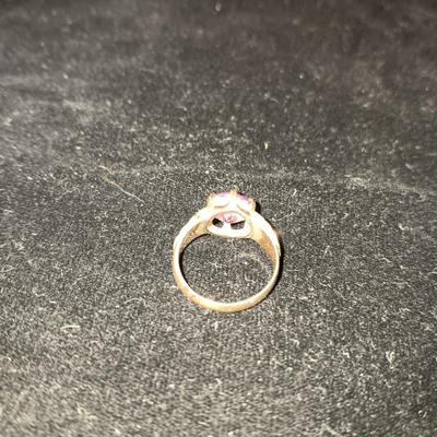 14K GOLD RING WITH A PINK STONE 3.24g SIZE 4 1/2