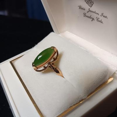 14K GOLD RING WITH A JADE? STONE 3.27g SIZE 4 1/2