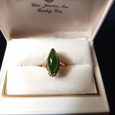 14K GOLD RING WITH A JADE? STONE 3.27g SIZE 4 1/2