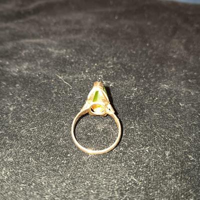 14K GOLD RING WITH A JADE? STONE 3.27g SIZE 4 1/2