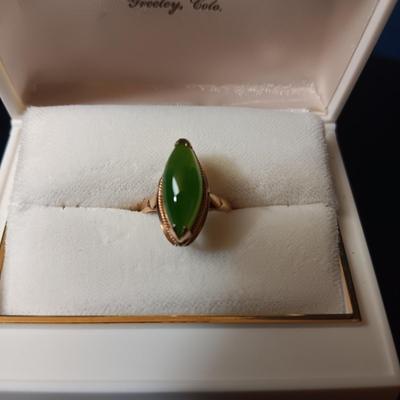 14K GOLD RING WITH A JADE? STONE 3.27g SIZE 4 1/2