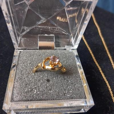 GOLD TONE JEWELRY RING IS SIZE 6 1/2