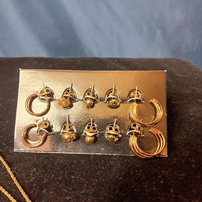 GOLD TONE JEWELRY RING IS SIZE 6 1/2