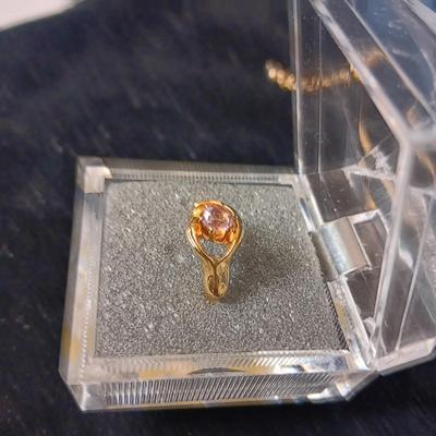 GOLD TONE JEWELRY RING IS SIZE 6 1/2