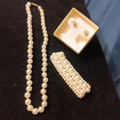 FAUX PEARL NECKLACE, BRACELET AND PIERCED EARRINGS