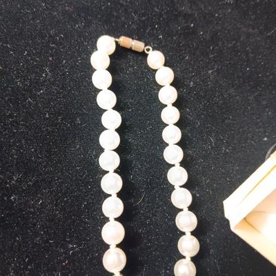 FAUX PEARL NECKLACE, BRACELET AND PIERCED EARRINGS