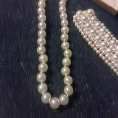 FAUX PEARL NECKLACE, BRACELET AND PIERCED EARRINGS