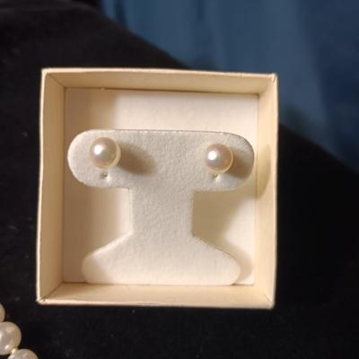 FAUX PEARL NECKLACE, BRACELET AND PIERCED EARRINGS