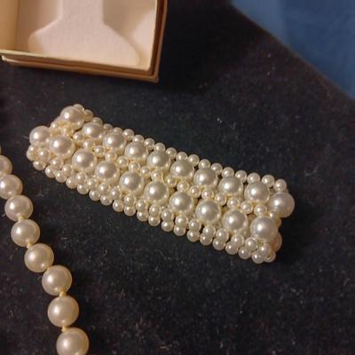 FAUX PEARL NECKLACE, BRACELET AND PIERCED EARRINGS