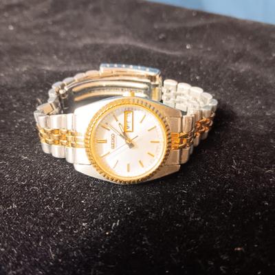 LADIES SEIKO WATCH (NEEDS A NEW BATTERY) AND SILVER TONE JEWELRY