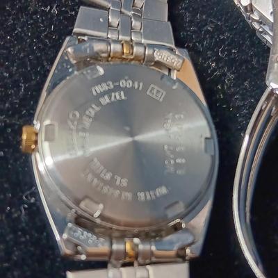 LADIES SEIKO WATCH (NEEDS A NEW BATTERY) AND SILVER TONE JEWELRY