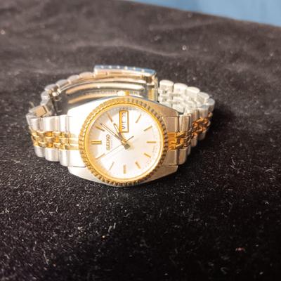 LADIES SEIKO WATCH (NEEDS A NEW BATTERY) AND SILVER TONE JEWELRY