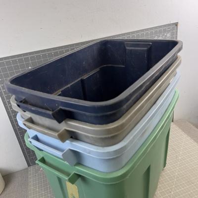 4 Rubbermaid Tubs 18 Gallons 