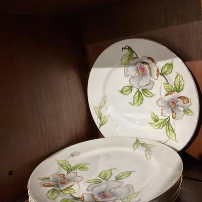 Sale Photo Thumbnail #389: Assorted pieces 
Including serving pieces 
Buy it now trumps bidding under buy it now price. 
Can be purchased at buy it now at the ReStore 


One soup bowl has chip