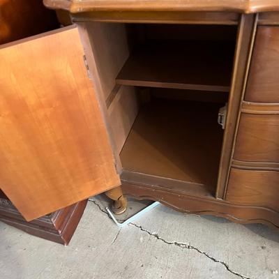 Sale Photo Thumbnail #509: LOT 121
Beautiful solid wood hutch.