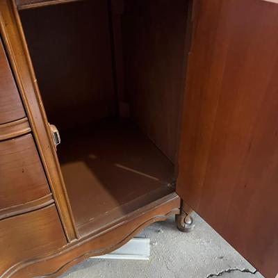 Sale Photo Thumbnail #510: LOT 121
Beautiful solid wood hutch.