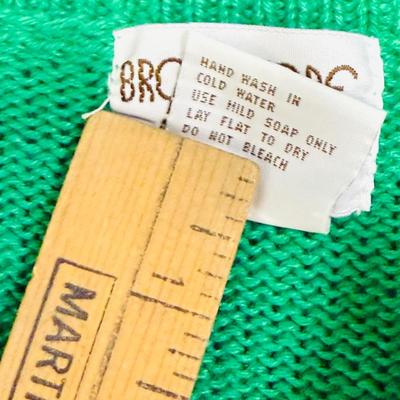 Sale Photo Thumbnail #378: Size large,  In good vintage condition. 55% Ramie / 45% Botton. Assembled in Hong Kong