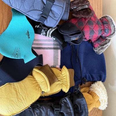 Sale Photo Thumbnail #231: Gloves, face mask, scarf