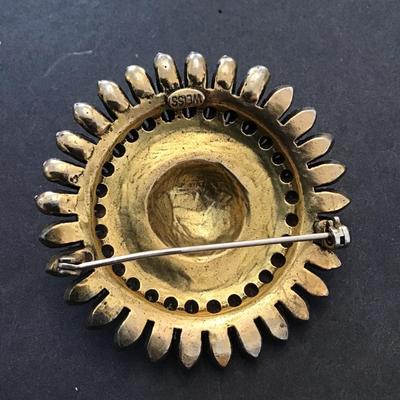 Beautiful Gold tone vintage Weiss Brooch
