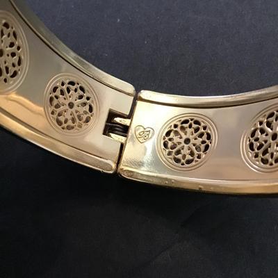 Beautiful very clean Brighton, Athena scalloped gold Tone bracelet