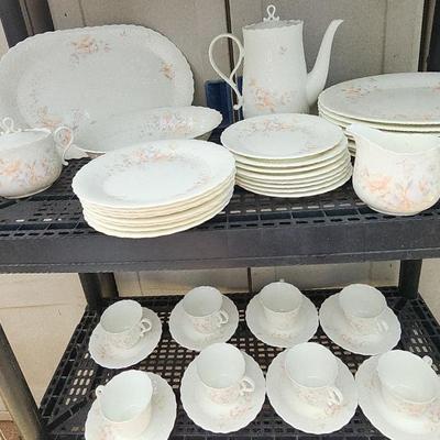 KSG089 - Mikasa 8 Setting Bone China Dinner Plates and More