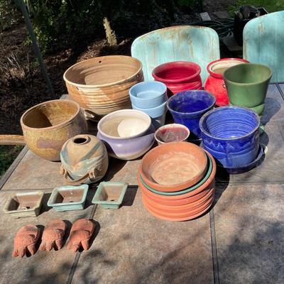 Sale Photo Thumbnail #457: Includes pottery and ceramic pieces and three jardiniere feet.
