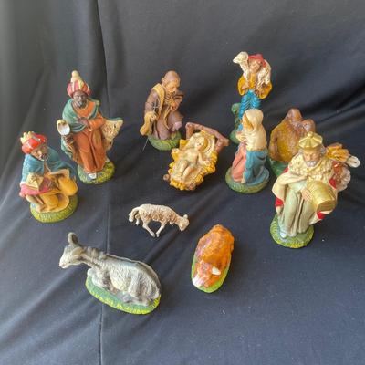 Sale Photo Thumbnail #1369: The cow's horn is missing.  Otherwise a great vintage set!