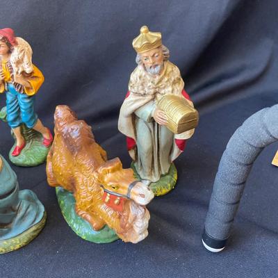 Sale Photo Thumbnail #1372: The cow's horn is missing.  Otherwise a great vintage set!