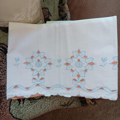 BUFFALO KNIT THROW BLANKET, 2 SETS OF PILLOW CASES AND THROW PILLOW